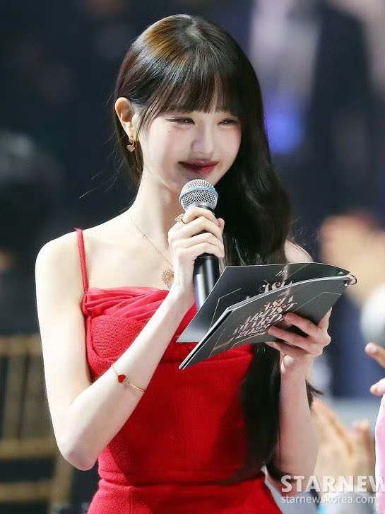 @RPLTAEYONGS <a href="/Tallk2Who/">T2W.</a> <a href="/tallk2echoes/">BasJiLi love Whispers</a> Dengan senyum manisnya, ia menoleh ke arah Julian sejenak, lalu kembali menatap para Whispers "Kami dari hati yang paling dalam ingin mengucapkan terima kasih untuk segala cinta dan dukungan yang diberikan selama ini. Tanpa kalian acara ini tidak akan pernah berjalan seindah ini"