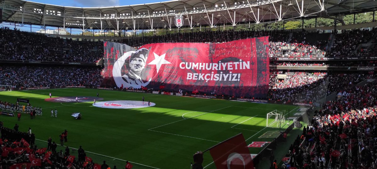 Beşiktaş tribünleri: "Cumhuriyetin bekçisiyiz."