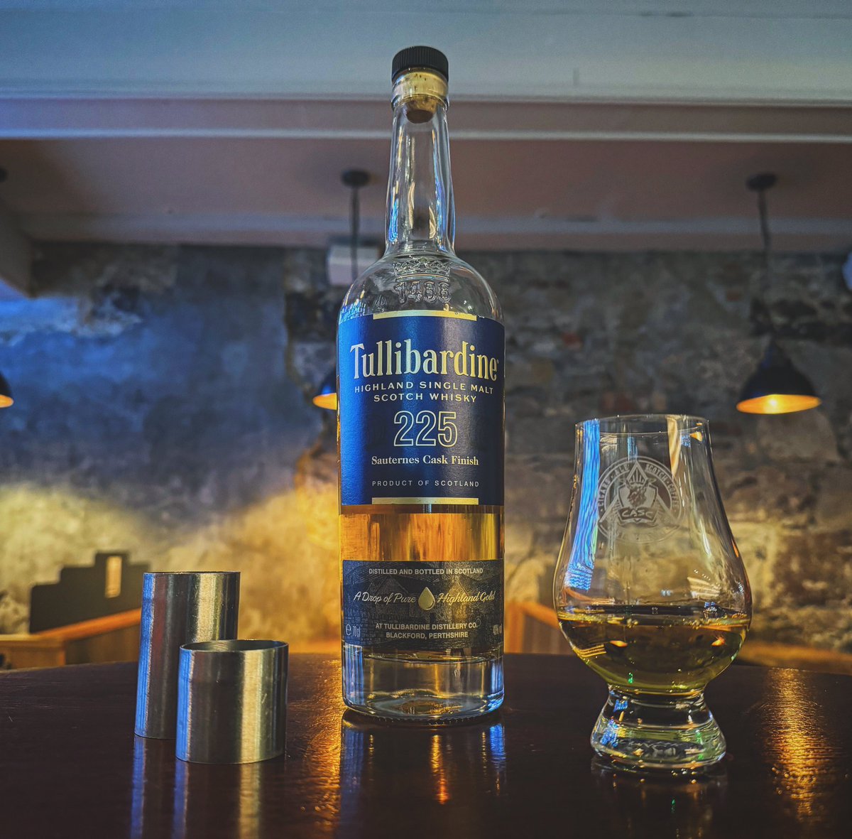 Finished in 225 Litre casks which had formerly held Sauternes from Chateau Suduiraut, France, <a href="/Tullidistillery/">Tullibardine Whisky</a>’s 225 - SAUTERNES CASK FINISH 43%ABV is a gloriously sweet and agreeable treat of a dram! 🤤

#hed #barevolution #cascnation