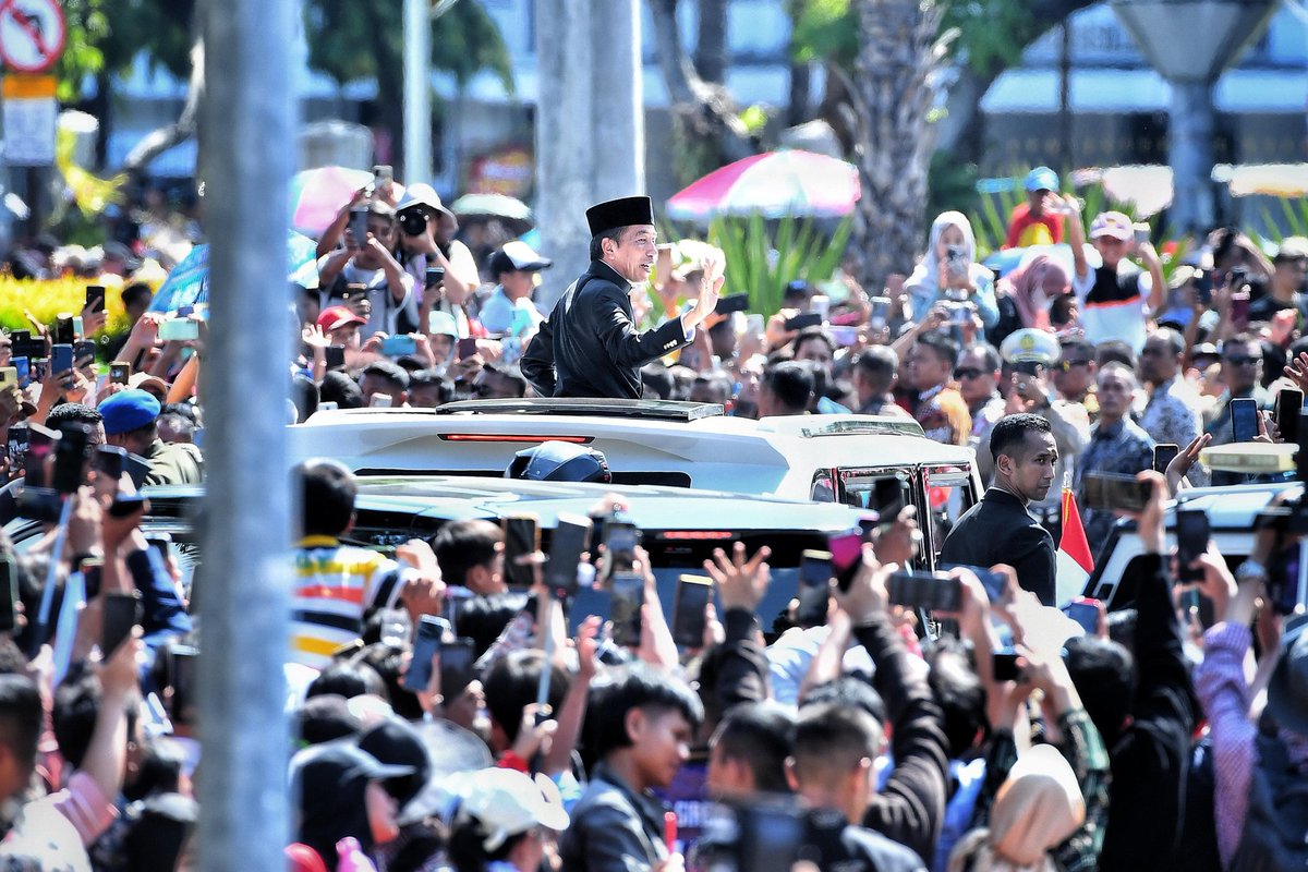 jokowi's tweet image. Terima kasih Bapak Presiden Prabowo Subianto yang telah memimpin Upacara Pelepasan Presiden ke-7 RI. Saya mendoakan agar Bapak Presiden Prabowo senantiasa diberi kekuatan dalam mengemban tanggung jawab besar memimpin bangsa.

*
Foto: Kris &amp;amp; Vico - Biro Pers Sekretariat Presiden