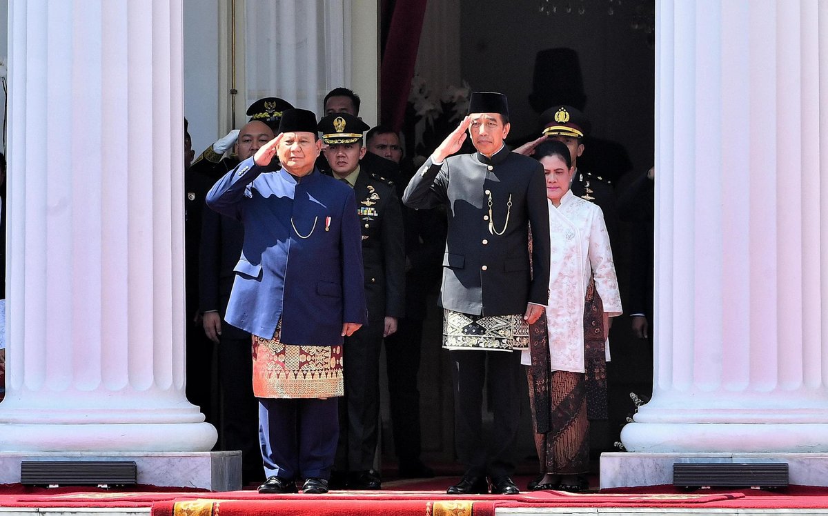 jokowi's tweet image. Terima kasih Bapak Presiden Prabowo Subianto yang telah memimpin Upacara Pelepasan Presiden ke-7 RI. Saya mendoakan agar Bapak Presiden Prabowo senantiasa diberi kekuatan dalam mengemban tanggung jawab besar memimpin bangsa.

*
Foto: Kris &amp;amp; Vico - Biro Pers Sekretariat Presiden