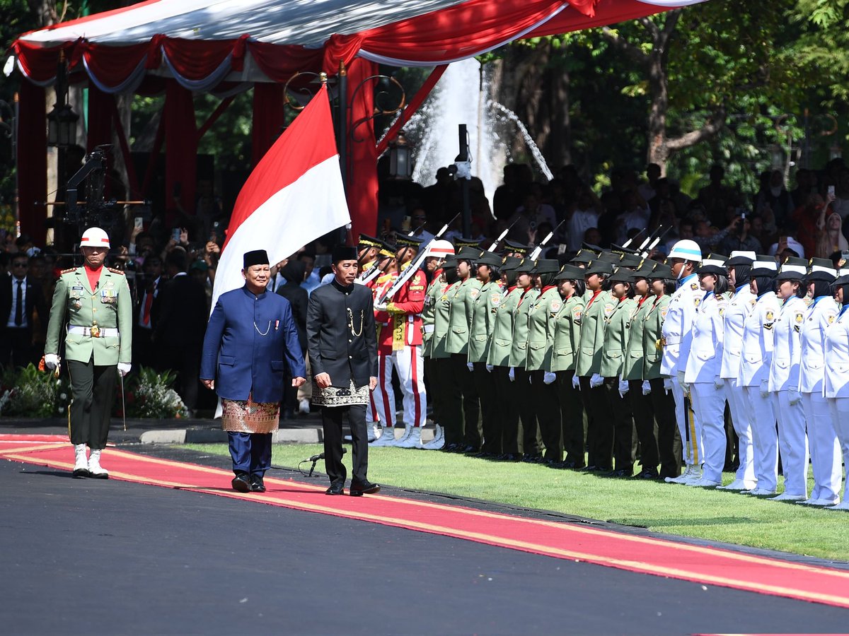 jokowi's tweet image. Terima kasih Bapak Presiden Prabowo Subianto yang telah memimpin Upacara Pelepasan Presiden ke-7 RI. Saya mendoakan agar Bapak Presiden Prabowo senantiasa diberi kekuatan dalam mengemban tanggung jawab besar memimpin bangsa.

*
Foto: Kris &amp;amp; Vico - Biro Pers Sekretariat Presiden