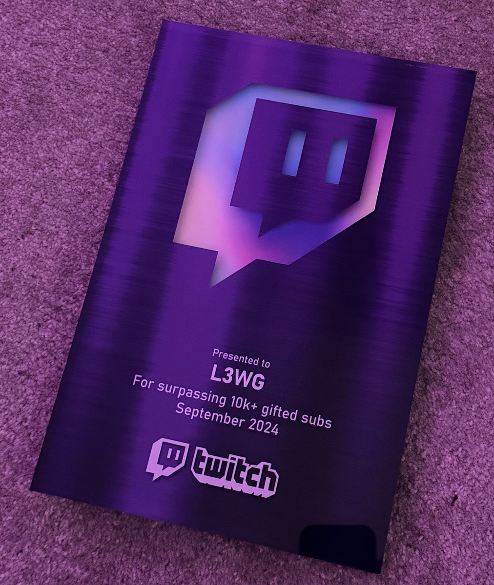 stream came together &amp; got me a plaque for hitting 10K+ subs❤️ best com💯