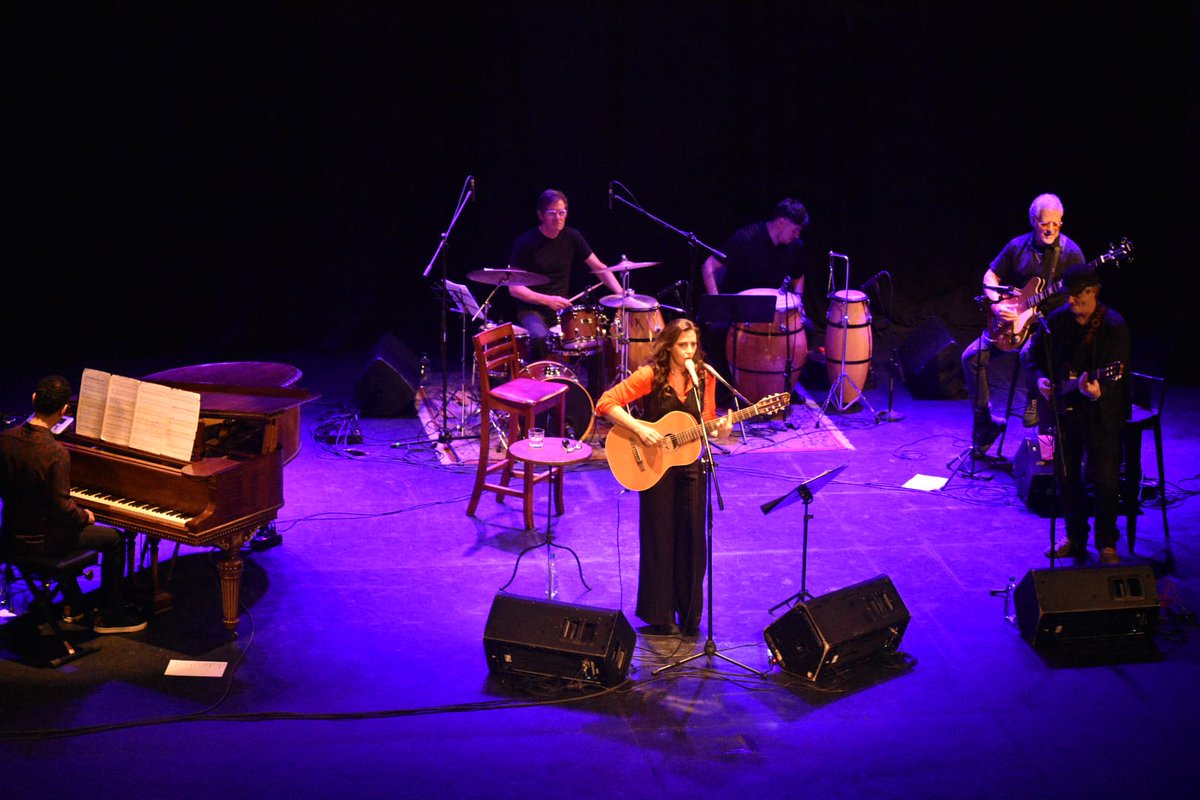 carolinachapper's tweet photo. No tengo palabras para contarles lo que fue la noche de ayer en el teatro.
Una noche llena de hermosas canciones , llena de Malena y de historias que la unen a su San José natal. Hubo conexión, magia con todos los que allí estábamos.
Gracias @MalenaMuyala y su banda! https://t.co/qJInDndGsC