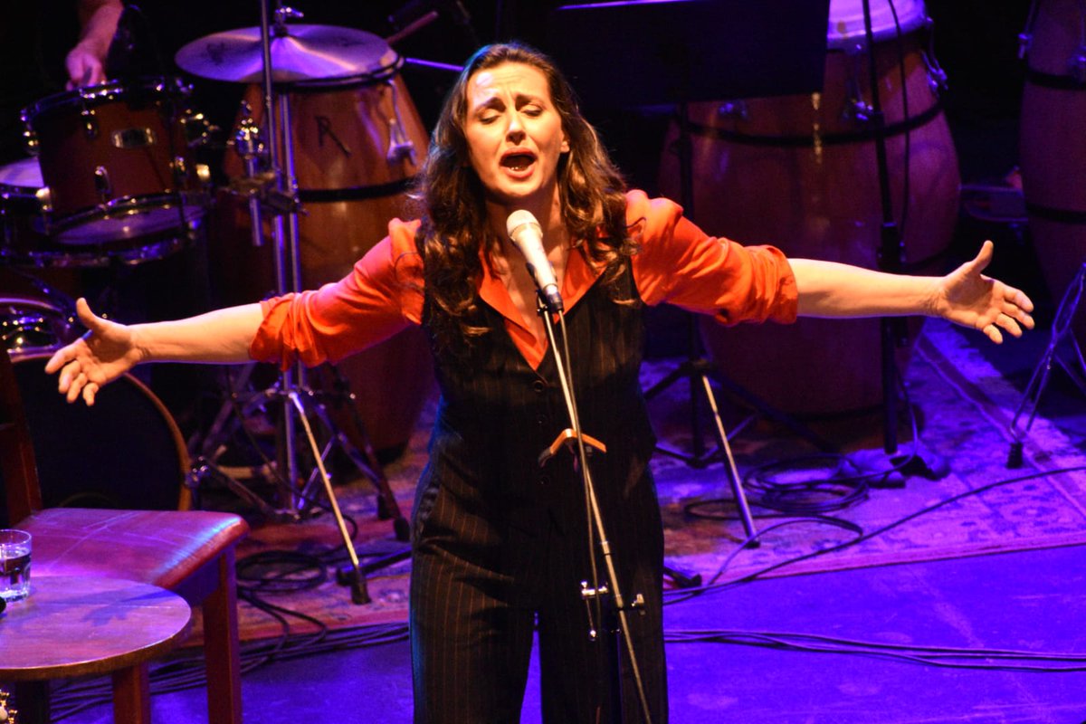carolinachapper's tweet photo. No tengo palabras para contarles lo que fue la noche de ayer en el teatro.
Una noche llena de hermosas canciones , llena de Malena y de historias que la unen a su San José natal. Hubo conexión, magia con todos los que allí estábamos.
Gracias @MalenaMuyala y su banda! https://t.co/qJInDndGsC