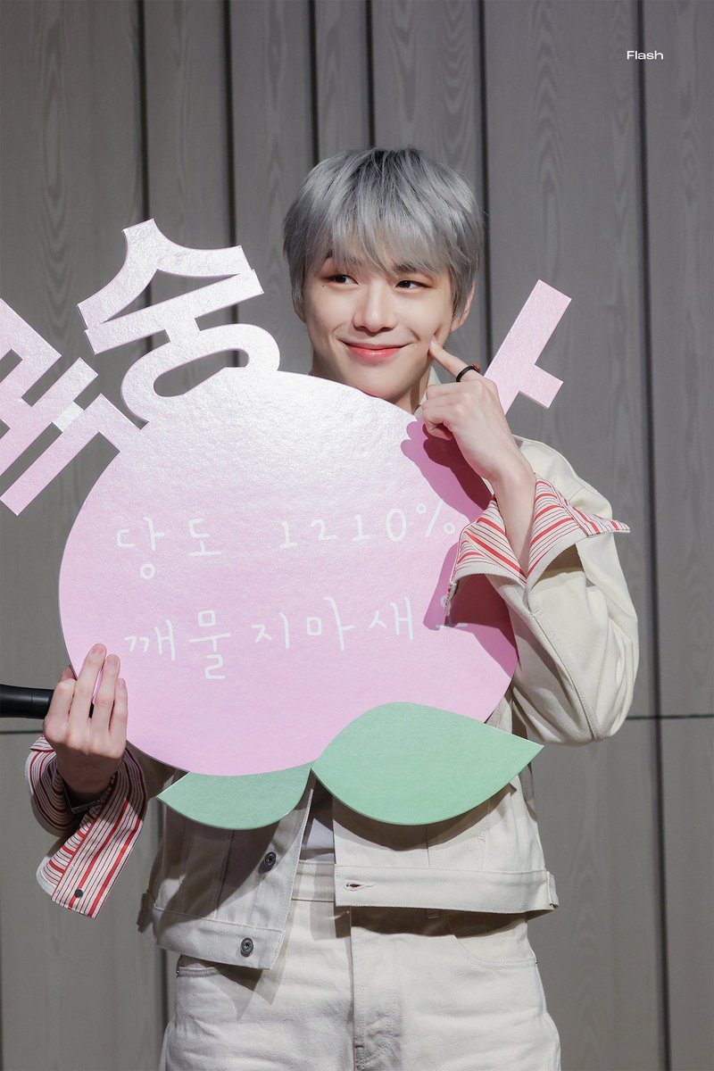 Flash961210's tweet photo. 241020 에버라인 팬싸인회
#강다니엘 #KANGDANIEL https://t.co/c4ERYVuSru