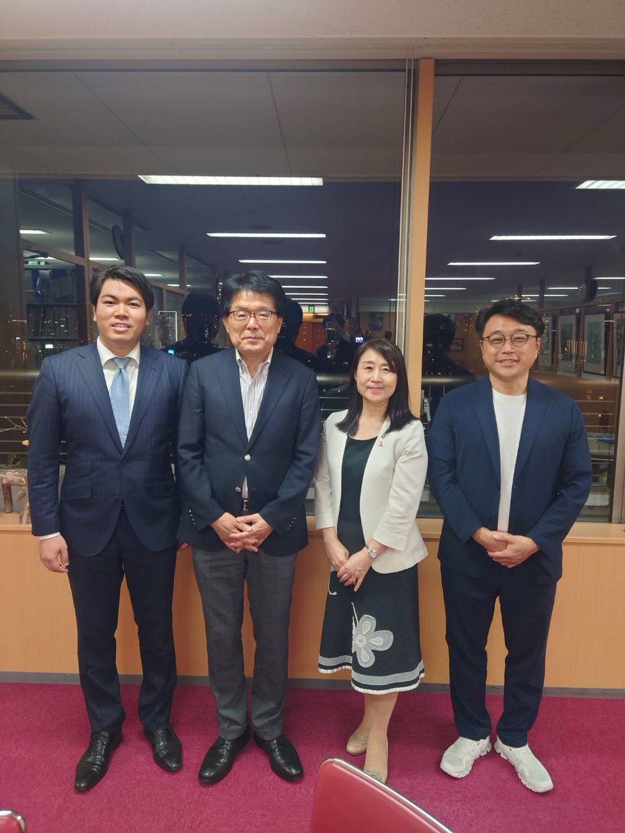 【決勝大会開催✨】

10月19日、第2回次世代政策サミット決勝大会を開催しました。

審査員の皆様、応募者・観覧者の皆様、後援協賛企業様、誠にありがとうございました。

最優秀賞は「ジオポリマーで築く持続可能な未来」で、大学生・高校生コンビでした。齋藤健前経産相への政策提言を実施します！