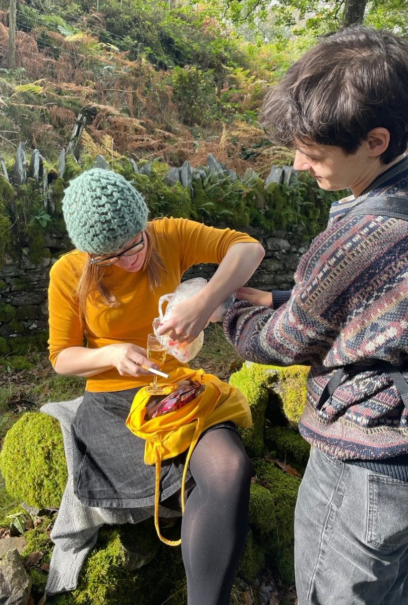 Be well na mynd am dro ar bnawn Sadwrn ar ôl cyfarfod mis Hydref y clwb sgwennu cwiyr yn <a href="/PalasPrint/">Palas Print</a> dan arweiniad <a href="/LlyrTitus/">Llŷr Titus</a>?

Yr haul yn gwenu a lliwiau'r enfys yn y cwmni!

Diolch, Kayley, Sasha a Nia am y lluniau! 🥾👢👟👞👠🏳️‍🌈🏳️‍⚧️