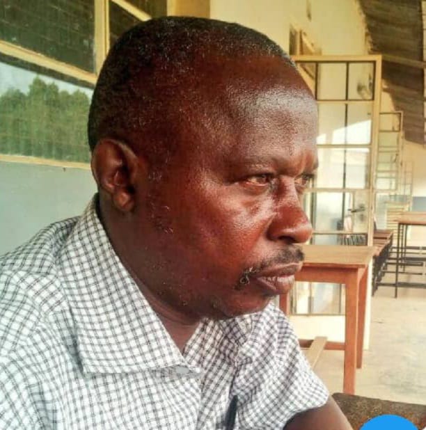 YiyoEjja's tweet photo. The Deputy HM at Ntare Sch suspended his own son n told him 2 bring his parents.D boy went home &amp; brought his mum.The DHM asked the mum (his own wife)why her son is misbehavin n D mum replied: "My son got bad  behavoiur from his Dad".After 36 yrs of service, he is retiring dis yr https://t.co/iVfl97huhD