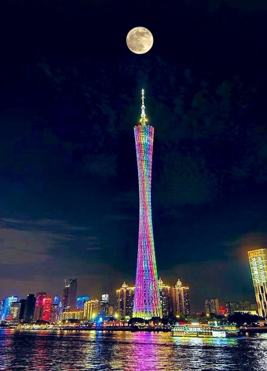 نظرنَا سَويًّا إلى القمَرِ من انحاء العالم،وكُلٌّ مِنّا يظنُّهُ الآخر!!!
#مساء_الخير
#مساء_الخير_والسعاده_للجميع