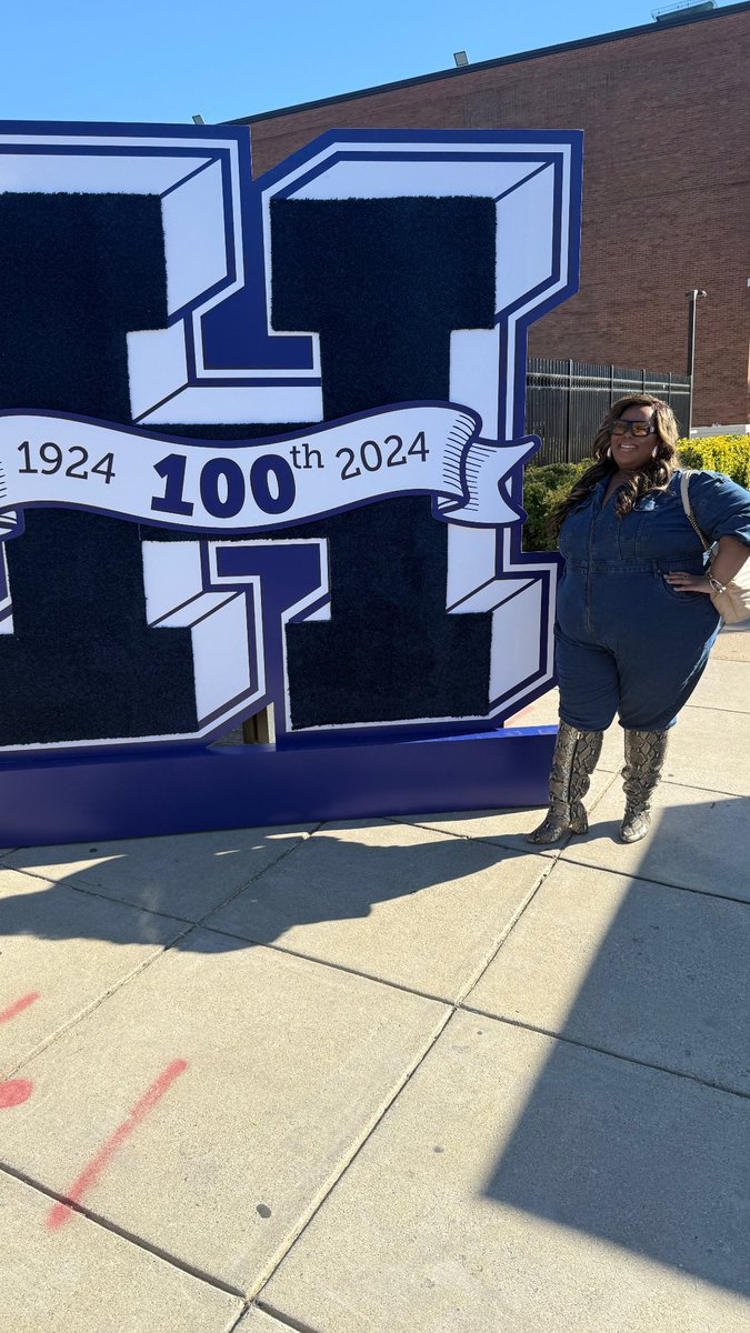 jan_monae's tweet photo. The fly girl is back on the yard✨♥️💙 #HowardHomecoming #dcblogger https://t.co/ByeI5HnZgs