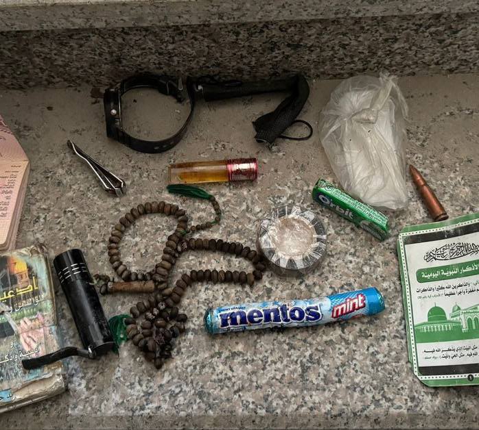 Benda-benda yang diambil dari kantong Y*hy* S*nw*r setelah kesyahidannya:
Gunting kuku, peluru, sabun mandi, permen, minyak wangi, tasbih, jam tangan, paspor, dan buku saku.