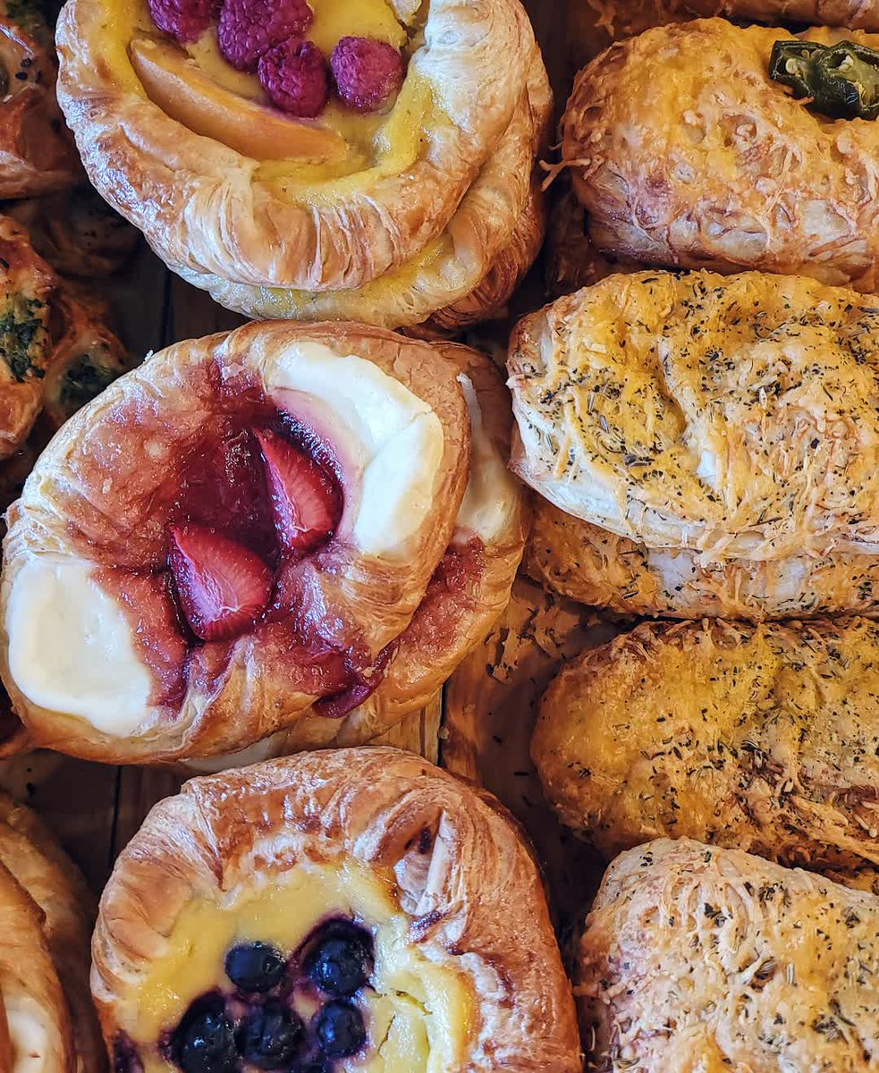 Score big this Sunday with our winning picks at Breadologie Bakery! 🏈🍩 Game day just got sweeter! #TouchdownTreats
.
.
#SundaySnacks #BreadologieBlitz #GameDayBakes #BakeryMVP