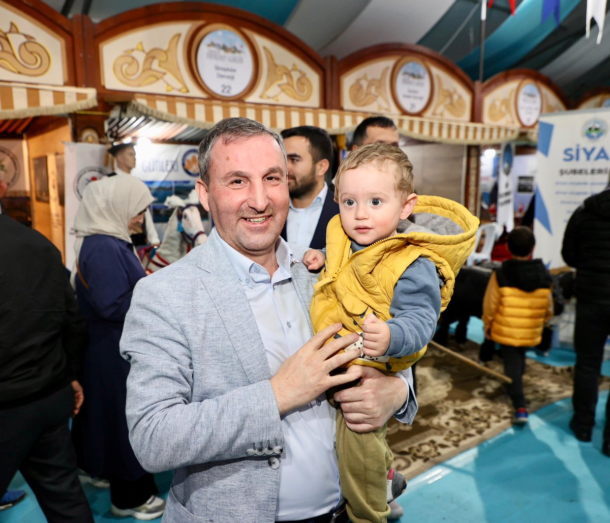 Ali Tombaş 🇹🇷 (@alitombas_) on Twitter photo 1. Sultanbeyli Memleket Günleri’nde bugün Ağrılılar Günü❤️
İl Başkan Yardımcımız Sn. <a href="/Av_ErolBulut/">Erol Bulut</a>, AK Parti İlçe Başkanı Sn. <a href="/ayhanusdi/">Ayhan Üşdi</a>, MHP İlçe Başkanı Sn. <a href="/AbdullahcnrMhp/">Abdullah ÇINAR</a>, CHP İlçe Başkanı Sn. <a href="/ozgurerdemm/">Özgür Erdem</a> ve Dernek Başkanlarımızla birlikte Ağrılılar Günü etkinliklerine 1. Sultanbeyli Memleket Günleri’nde bugün Ağrılılar Günü❤️
İl Başkan Yardımcımız Sn. <a href="/Av_ErolBulut/">Erol Bulut</a>, AK Parti İlçe Başkanı Sn. <a href="/ayhanusdi/">Ayhan Üşdi</a>, MHP İlçe Başkanı Sn. <a href="/AbdullahcnrMhp/">Abdullah ÇINAR</a>, CHP İlçe Başkanı Sn. <a href="/ozgurerdemm/">Özgür Erdem</a> ve Dernek Başkanlarımızla birlikte Ağrılılar Günü etkinliklerine