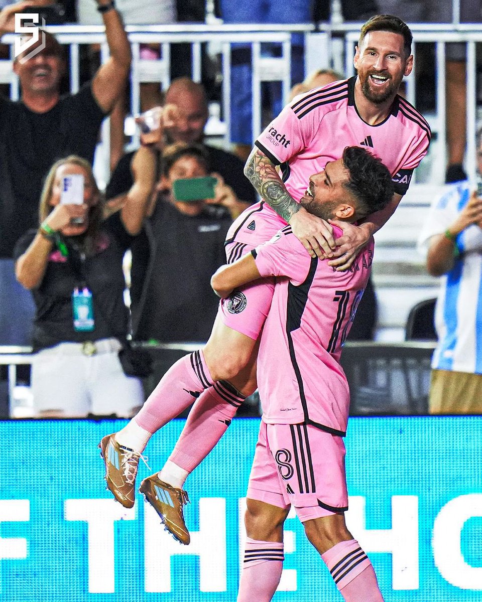 FutbolPR's tweet photo. La bandera de PR🇵🇷 en los ganchos “Messi x Bad Bunny” https://t.co/2Tiyj49ABR
