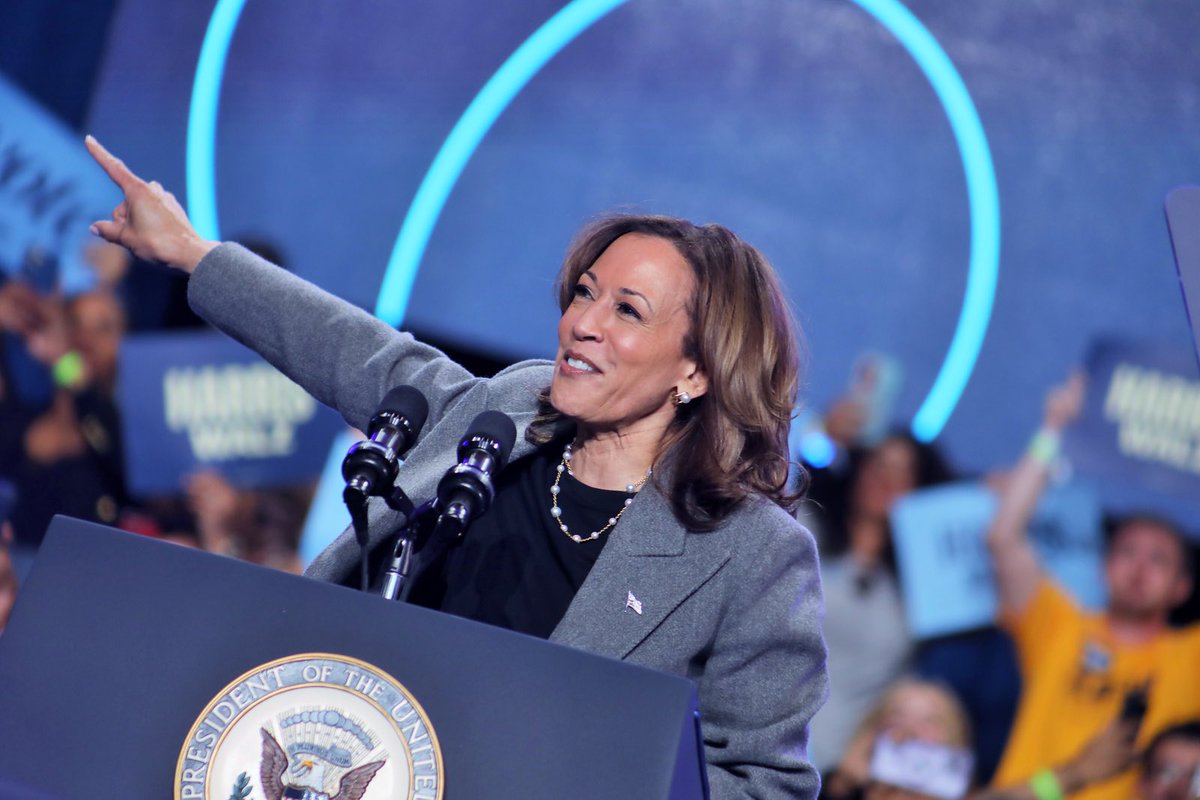 Realnolyeindian's tweet photo. Happy birthday Madame President @KamalaHarris …yes I’m speaking it into existence 🫶🏽

Photos by ME #madeinindya it was an honor to have the opportunity to capture you in #ATL last evening 🇺🇸 https://t.co/bN27hslDWl