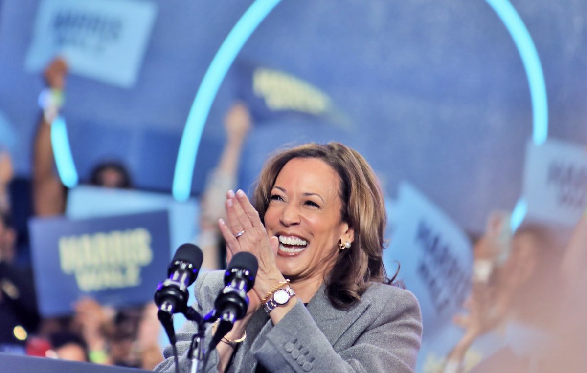 Realnolyeindian's tweet photo. Happy birthday Madame President @KamalaHarris …yes I’m speaking it into existence 🫶🏽

Photos by ME #madeinindya it was an honor to have the opportunity to capture you in #ATL last evening 🇺🇸 https://t.co/bN27hslDWl