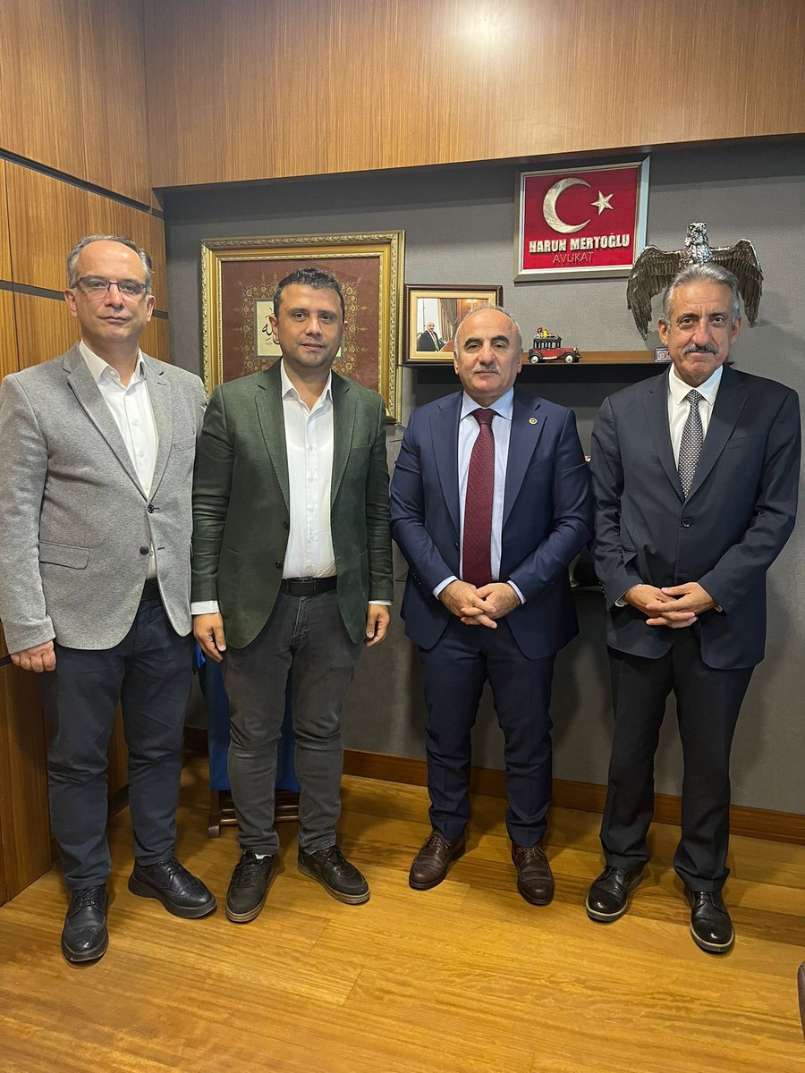 Ankara Çayeli Derneği Yönetimi, M. Celal Arıcı, İsmail Güçlü ve İsmail Çorapçı, dernek faaliyetleri hakkında bilgi alışverişi yapmak ve nezaket ziyareti gerçekleştirmek amacıyla Rize Milletvekili Sn. Harun Mertoğlu'nu makamında ziyaret etti.