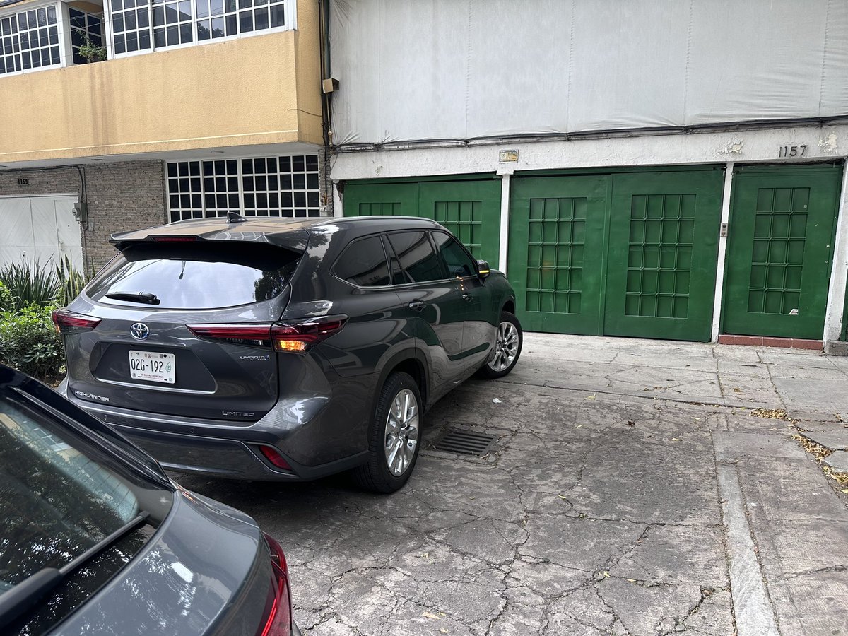 gilibanily's tweet photo. @AccionesBJ esta semana es la tercera vez que está un coche estorbando mi entrada, las 3 veces he hablado al 911, y no pasa nada, espero que por aquí si me puedan apoyar https://t.co/ObClgqBnVb