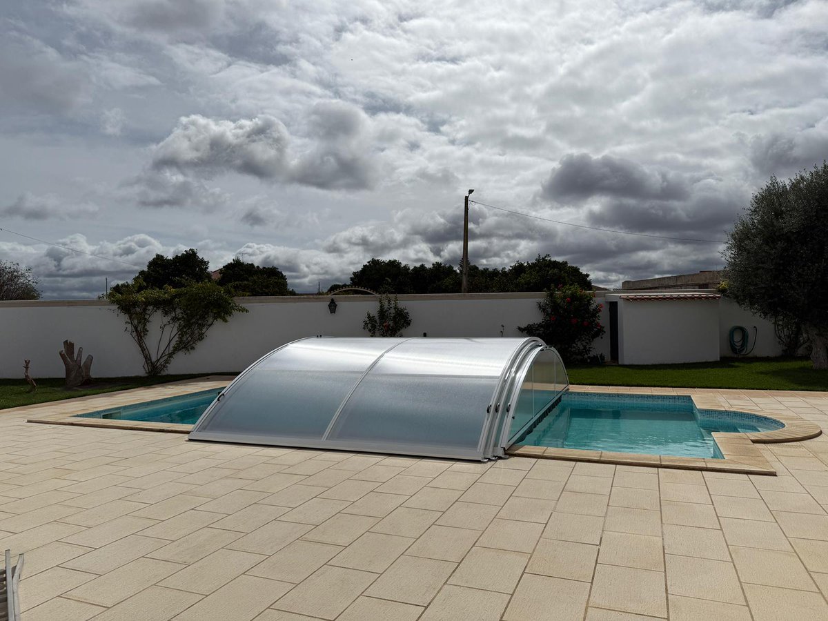 Tecnyvan's tweet photo. La cubierta modelo Teide de Tecnyvan combina elegancia y funcionalidad para tu piscina. 🌄🌊 Con su diseño curvado, garantiza protección, confort y estilo. Disfruta de un espacio más amplio y seguro para nadar en cualquier temporada.
https://t.co/N7RUeBsZmz https://t.co/Lg4aOrXo7m