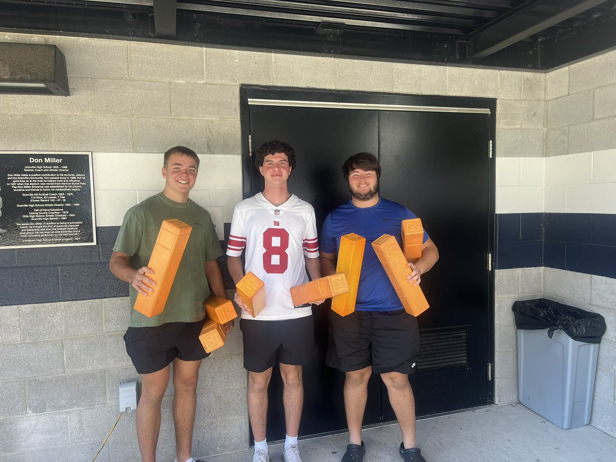 Granville_FB's tweet photo. Great wins today for Granville White and Granville 3rd/4th grade team.  Thanks the some of the Varsity Blue Aces 🏈 players for helping at each of the home games.  Both moving in the championship games.  Go Blue Aces!!  @CoachBecher 
@Cash_20_Thomas
@jacksonpelzer70 https://t.co/ZR30pm1B5X
