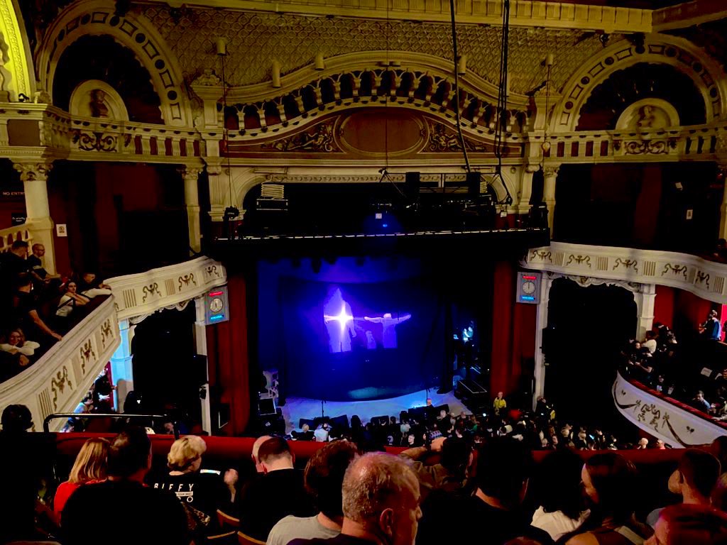 Waiting for <a href="/BiffyClyro/">Biffy Clyro</a> to the soundtrack of <a href="/YCNIMband/">YOURCODENAMEIS:MILO</a>  🖤 #blackenedsky