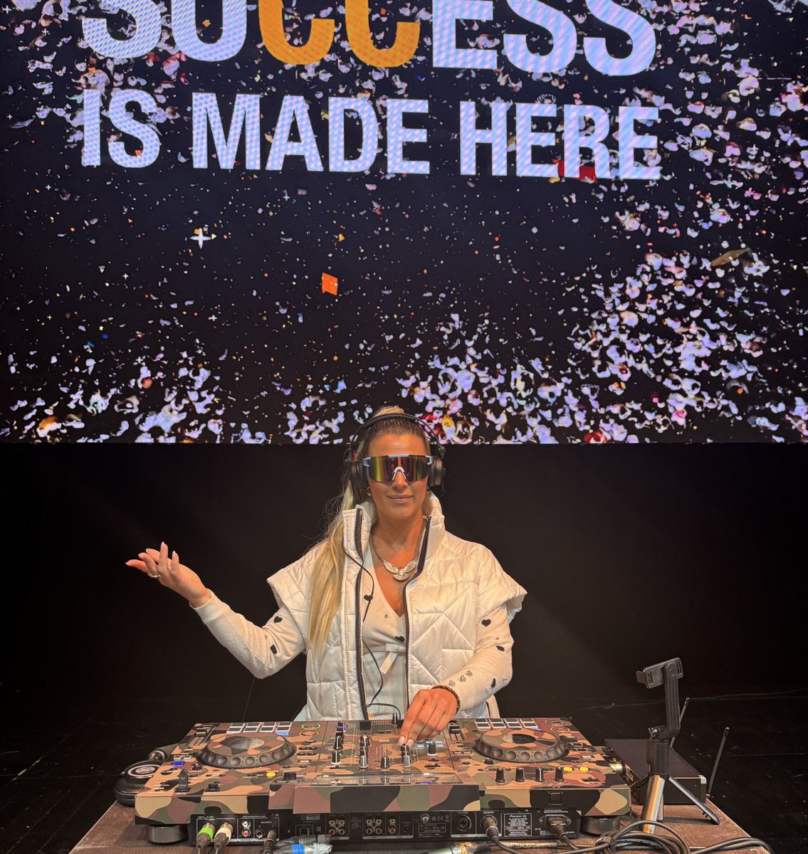 DjGiuliaRegain's tweet photo. SOUNDCHECK SPAZIALE ✨🪐✨
💛🦅 @ForeverItalyHQ 🇮🇹
#SuccessDay https://t.co/voOFbS7cZ7