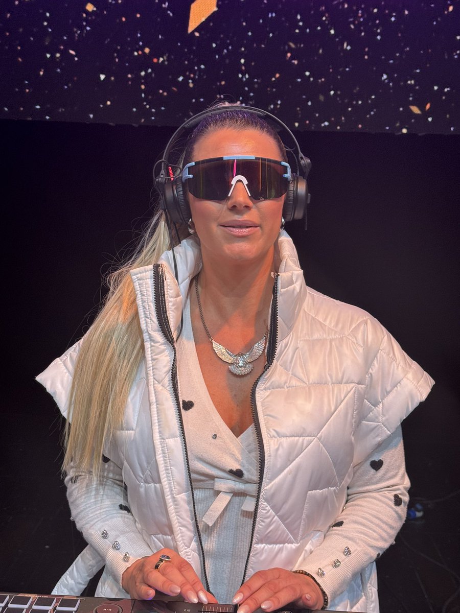 DjGiuliaRegain's tweet photo. SOUNDCHECK SPAZIALE ✨🪐✨
💛🦅 @ForeverItalyHQ 🇮🇹
#SuccessDay https://t.co/voOFbS7cZ7