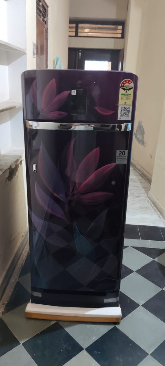 SuperstarArora's tweet photo. Flipkart make fraud with me. I order 322 ltr freeze from their app on 28th sep. After 17th day delay order I got this one 215 ltr on 15th oct. Now they are refusing to replacement/return back. #ScamAlert #fraud #flipkartscam @flipkartsupport @Flipkart @SamsungIndia @Samsung #help https://t.co/8JXWXdiFeS