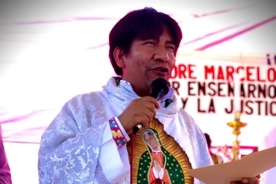 elmayo's tweet photo. El Padre Marcelo Perez, sacerdote católico de origen tzoltzil, de la Diócesis de San Cristóbal de las Casas, Chiapas, fue asesinado hoy al salir de misa. Todo apunta a que fue el crimen organizado. El Padre Marcelo luchó por la defensa de los desplazados, por la justicia y la paz https://t.co/6fa6IWyakq