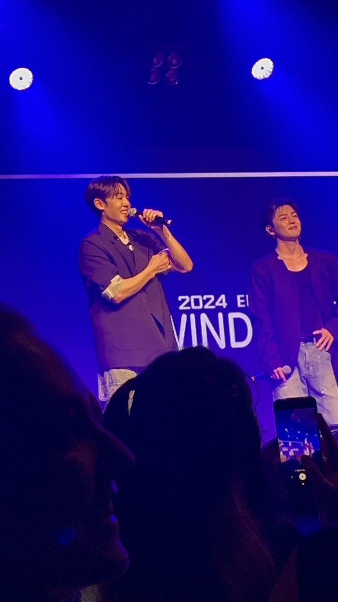 sewoongsnugget's tweet photo. low quality but this yuchan smiling but showing off his arms 🙇🏻‍♀️

#ACE #에이스 #REWINDUSTOUR #REWINDUS_EUROPE #ACE_LATAM_AND_EUROPE_TOUR #ACEinCologne https://t.co/xMDfvY8fBn