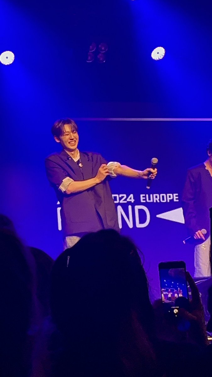 sewoongsnugget's tweet photo. low quality but this yuchan smiling but showing off his arms 🙇🏻‍♀️

#ACE #에이스 #REWINDUSTOUR #REWINDUS_EUROPE #ACE_LATAM_AND_EUROPE_TOUR #ACEinCologne https://t.co/xMDfvY8fBn
