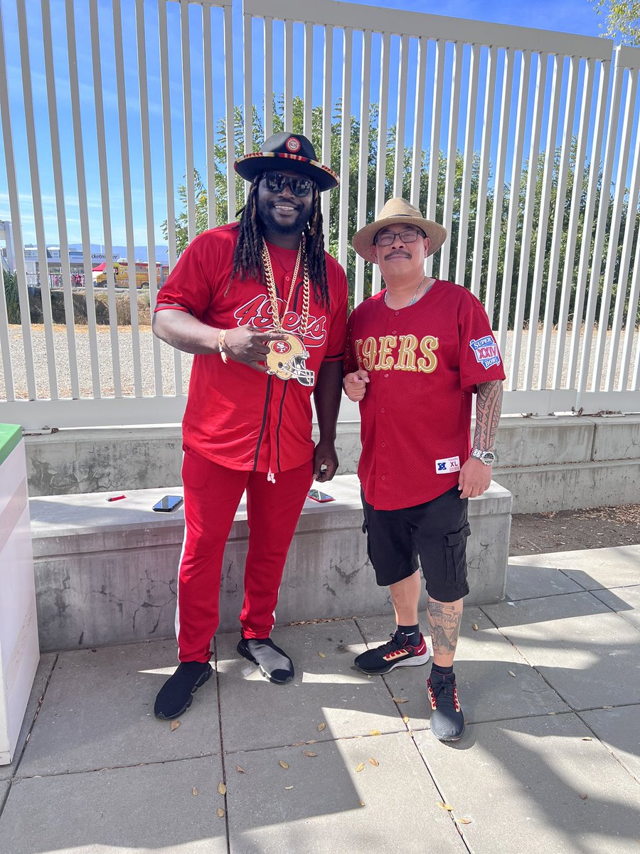 Ran into the Big Dog Dixon rolling a blunt! 😂 LFG Niner Gang Gang Mayne dude hella cool!!💪🏽💪🏽💪🏽