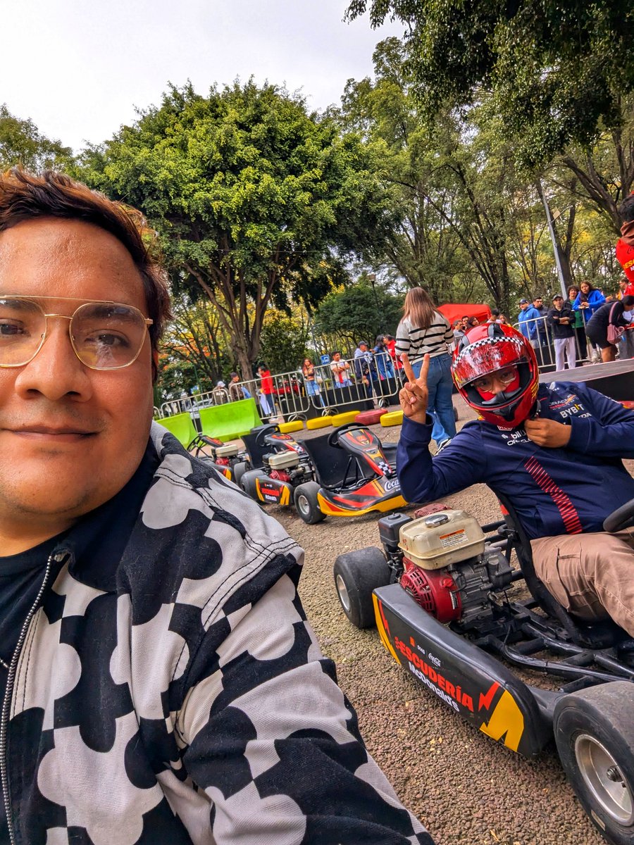 AxlBaeza's tweet photo. Escudería McDonald's con buena compañía.  🏁🏎️✌️ https://t.co/MNaHOHDPqs
