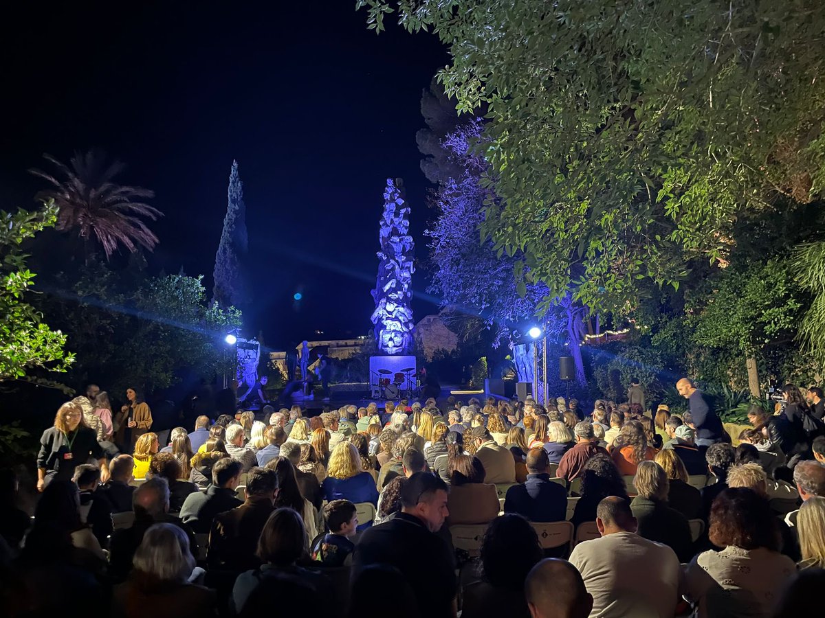 Genial, intens espectacle ahir als Jardins del Príncep.
Joventuts Musicals de Tortosa, Genís Bagés, impressionant! Artèria Tortosa, magnífics ballarins! Fusió dansa i música en entorn immillorable. Molt emocionant veure tan nombrós públic!!
<a href="/Tortosa/">Ajuntament de Tortosa</a>