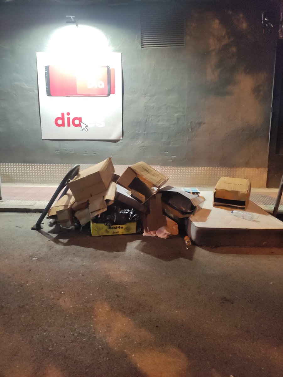 juliamaji's tweet photo. Así en estás condiciones se encuentra el hueco de los  cubos de basura de Encarnación Oviol n°39 Villaverde Bajo 28021.
@GenteVillaverde @JMD_villaverde @MADRID @ComunidadMadrid 
#salubridadpublica https://t.co/QZnrGuwGQs