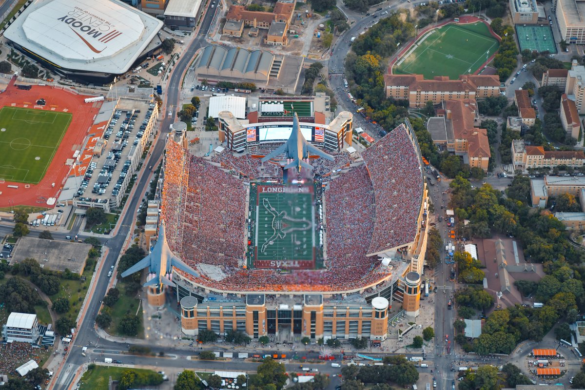Two Dyess B-1s at the Texas Longhorns game, they've got their burners on🔥would be nice to get this with sound🔊[pic from Texas Longhorns] #Texas #flyover