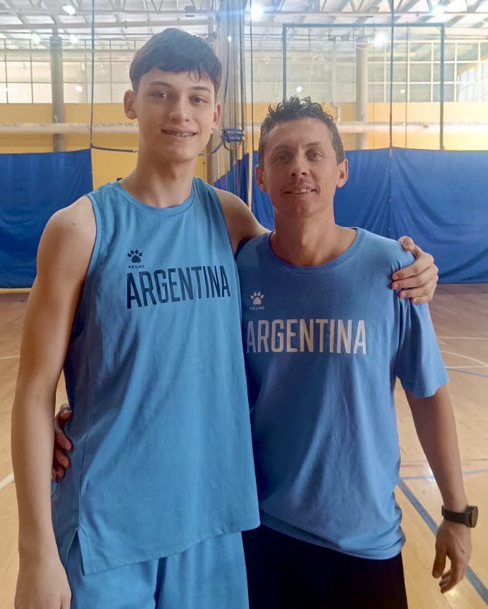 ¡Xeneizes de selección! 🏀🇦🇷

Juan Pablo Fernández (entrenador) y Agustín Della Negra, integrarán el Seleccionado Nacional U15 masculino que disputará el Sudamericano del 21 al 27 de octubre en Pasaje, Ecuador.

¡Felicitaciones! 👏