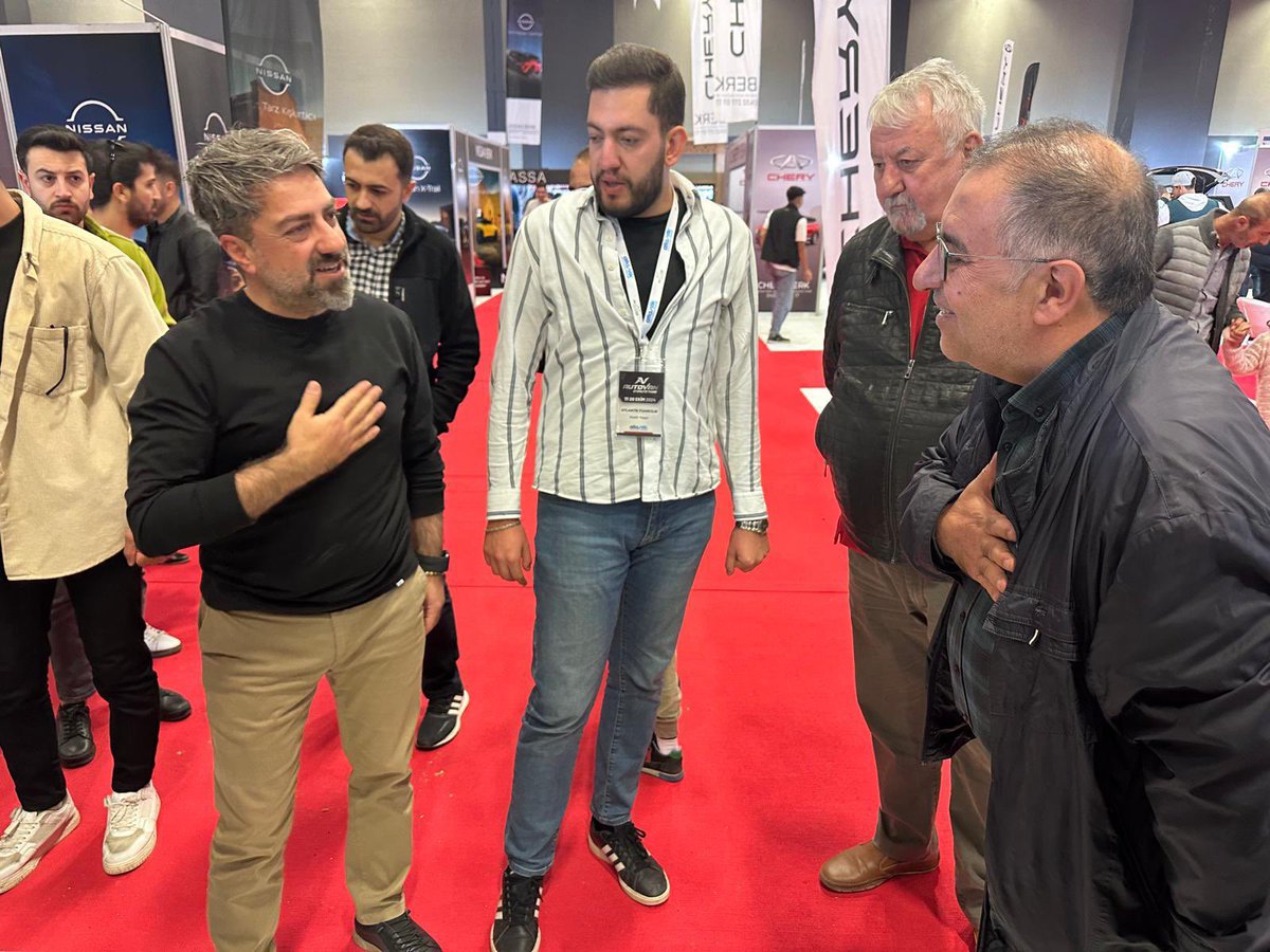 Bugün Van Otomotiv Fuarı AutoVan'ı gezdik. Fuar etkinlikleri kentler için önemli. Sonuçta bir ekonomik hareketlilik oluyor. Sanırsam otomotiv fuarı Van'da ilk kez düzenleniyor. Van Orta Asya ve Ortadoğu'yu bir araya getirebilecek uluslararası fuarlara ev sahipliği yapabilir. Bu