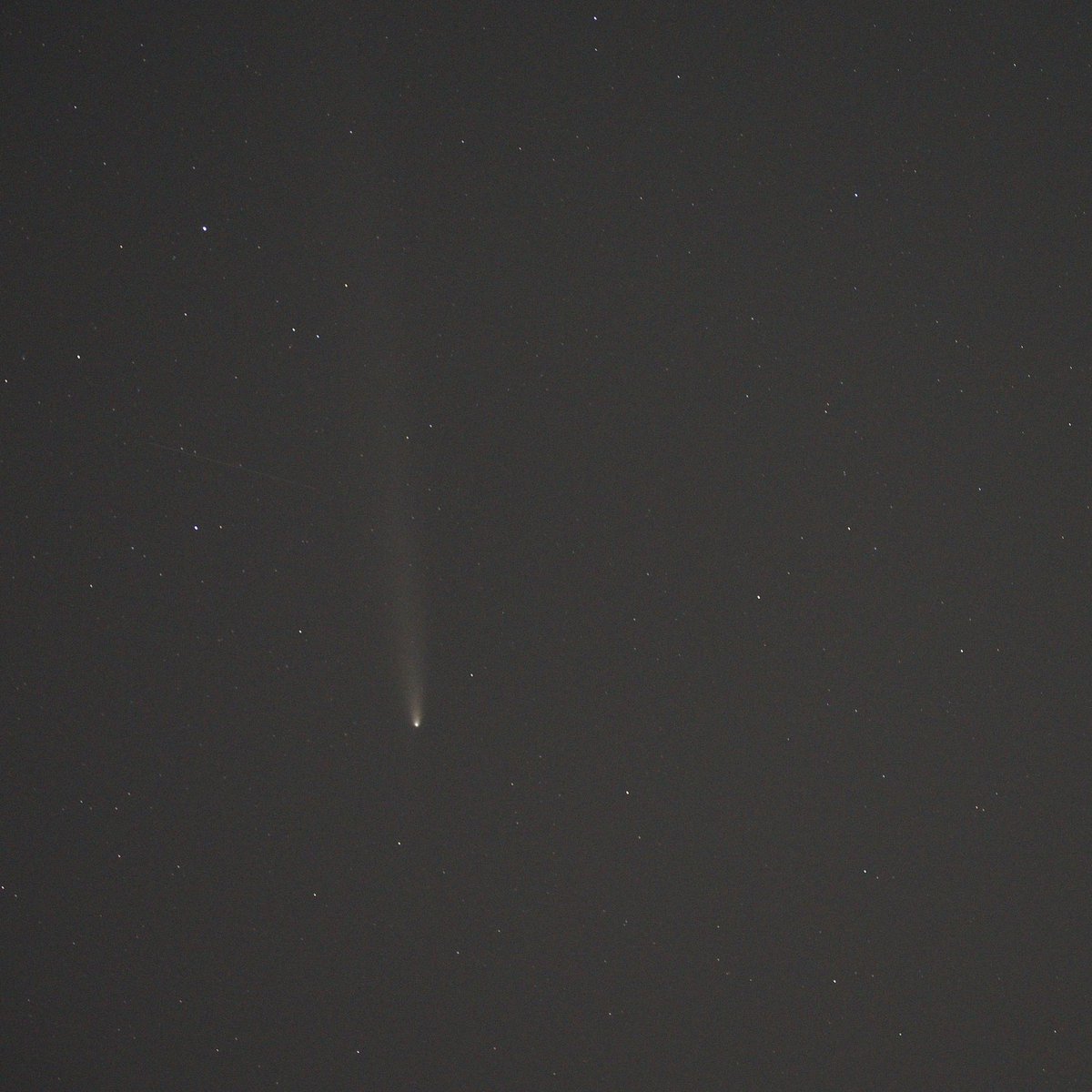 marks808's tweet photo. The comet 💫 is getting fainter in the evening sky. On Friday we were still able to capture it on the iPhone. 

Someone had set up a telescope along with all his astrophotography equipment. He showed us a closeup on his monitor.

#TsuchinshanATLAS #Tsuchinshan #comet https://t.co/P05Dp2NyS9