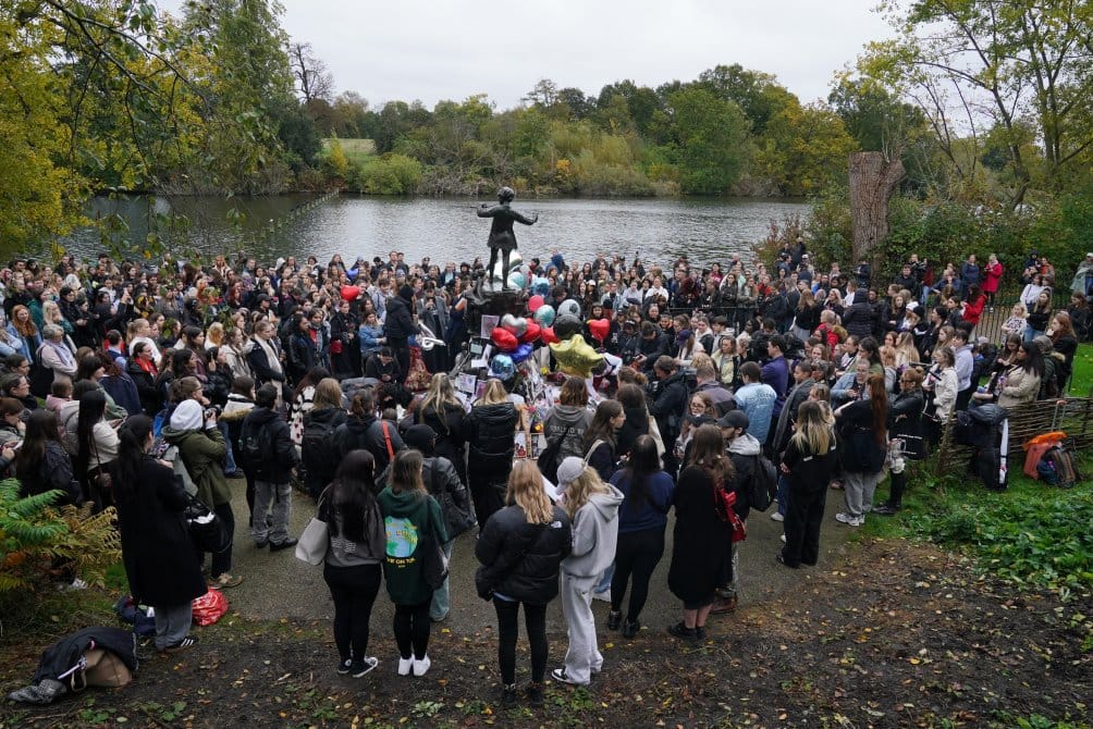 Hyde Park, London, is filled with hundreds of people attending a memorial for Liam Payne. 

Fans are singing, offering flowers, and leaving messages to honor the former One Direction singer, who passed away this week at the age of 31.  #LiamInOurHearts  #liampaynebody