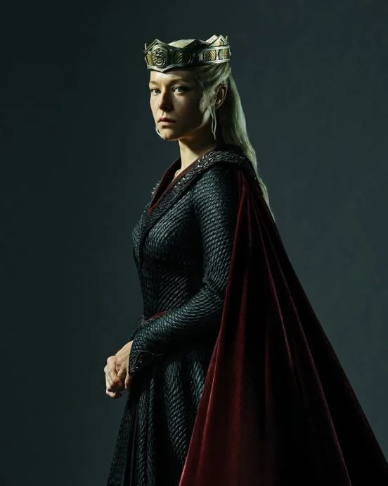 VOCÊ SABIA? 🤔

Diferente dos nomes 'Aegon', 'Daemon', 'Viserys' e até mesmo 'Daenerys' que são usados para vários personagens ao longo das Crônicas de Gelo e Fogo, existe apenas UMA única Rhaenyra em toda história do universo.