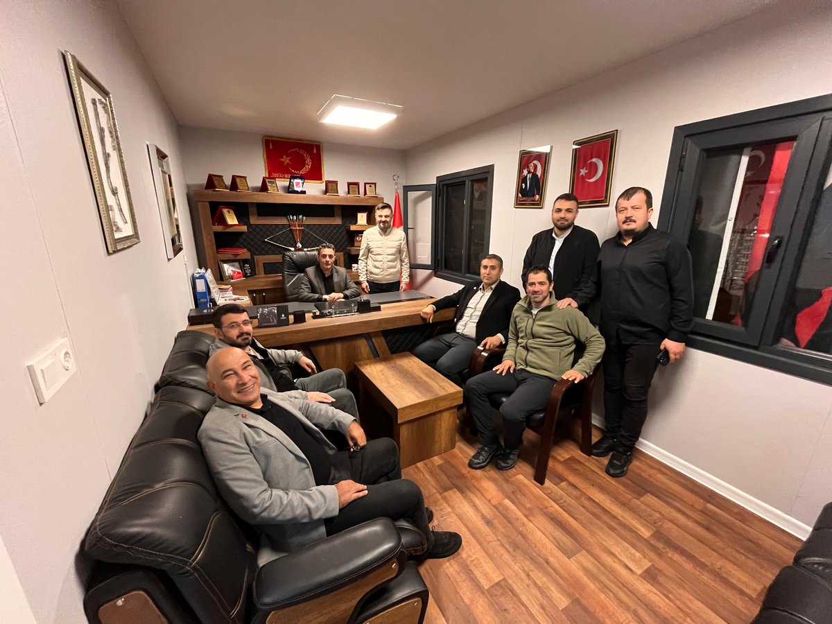 sidef29's tweet photo. ŞİDEF Genel Başkanımız Serkan Kaya ve Genel Başkan Danışmanımız Hıdır Daştan, Şirinevler Mahalllesi Muhtarlık hizmet noktasının açılışına katıldı.Hemşehrimiz Muhtar İbrahim Güzel’e misafirperverliği için teşekkür eder,hayırlı olsun dileklerimizi sunarız

📍Şirinevler-Bahçelievler https://t.co/s5ovmbMKhJ