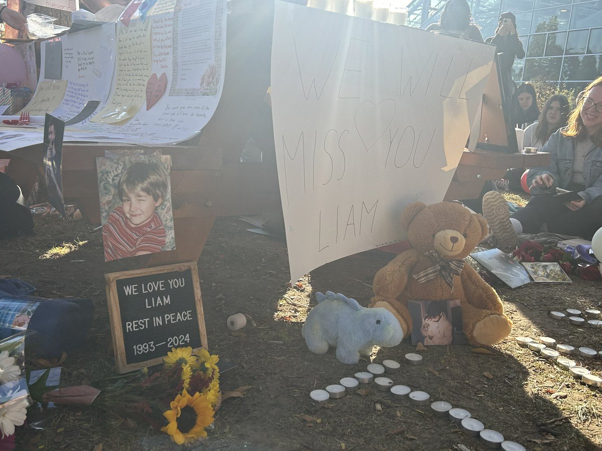 _angeliam's tweet photo. The teddy bear with the picture of Liam and Bear is an adorable 🥺❤️
#LiamPayneMTL https://t.co/jLaLhCt6PF