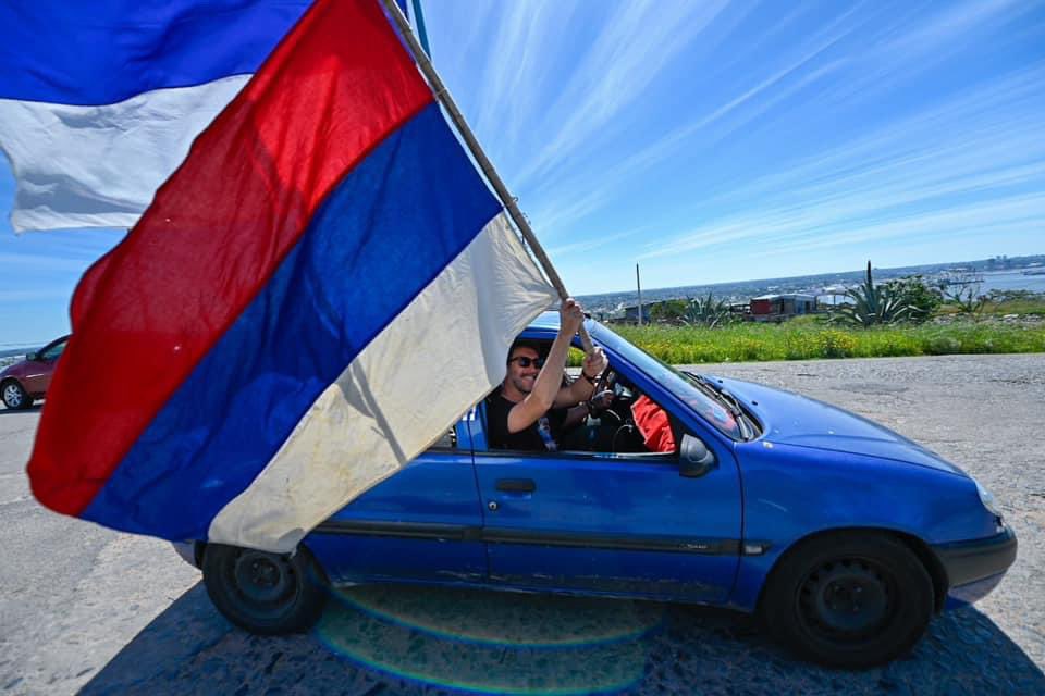 Frente_Amplio's tweet photo. ¡Las calles de la capital no pueden más! 🤩🥳

Se siente y no es joda, la victoria es de toda esta gente y es para todo el pueblo uruguayo🇺🇾

Habrá un mejor país, no hay duda que será con el Frente Amplio🔴🔵⚪️ https://t.co/JDNMJMsh3R