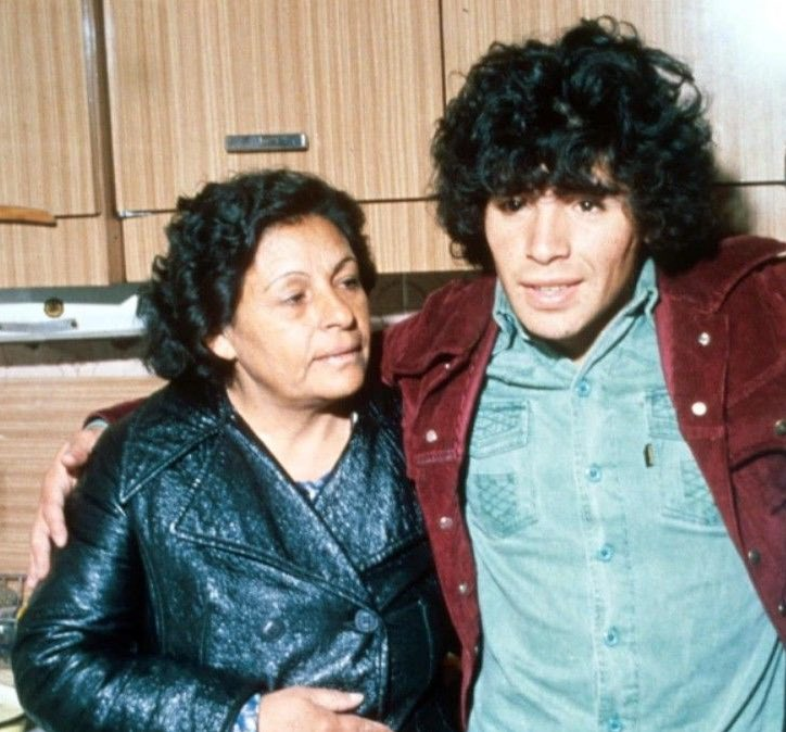 VSportsTM's tweet photo. Hoy es el Día de la Madre en Argentina. Hay que rendirles tributo cotidianamente. Nos cuidan, nos alientan, nos invitan a soñar. En el plano deportivo, el fuego que ayuda a miles a cumplir sus objetivos. ABRIMOS HILO. ❤️👇 https://t.co/OOXhaWgFHc