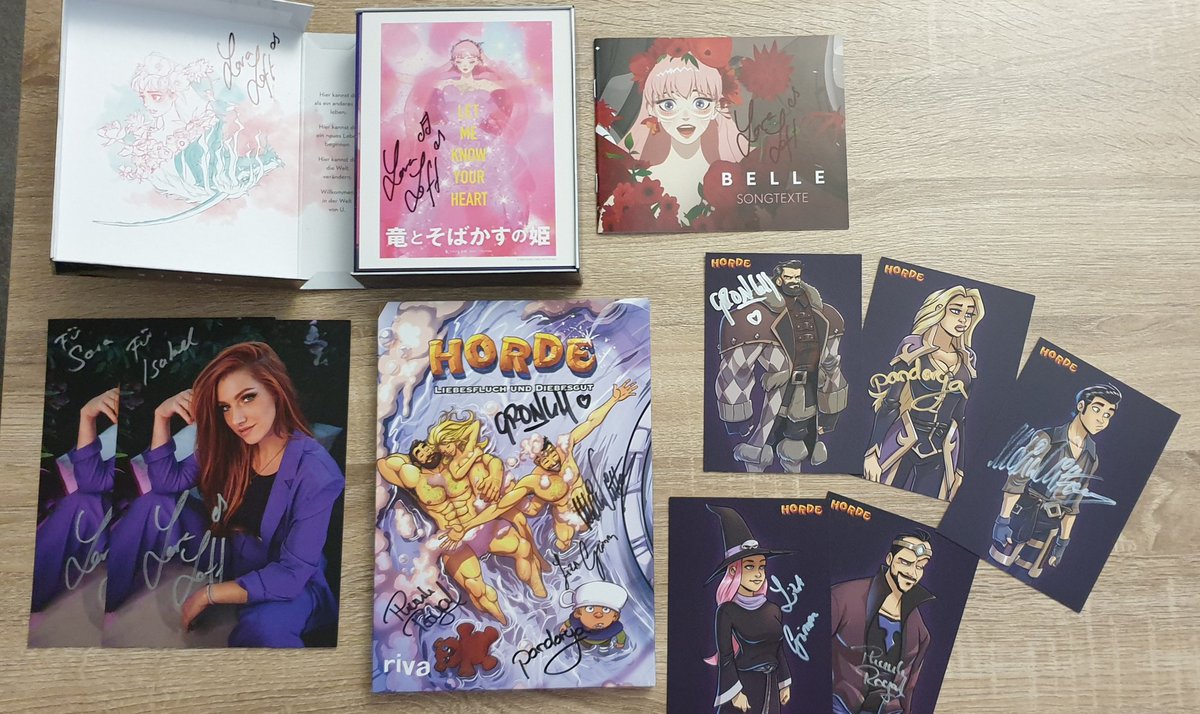 IzzyLovesManga's tweet image. Endlich haben wir es geschafft, Bilder von dem Loot und den Autogrammen zumachen, die wir von der #PolarisCon haben 💛
In der Artist Area hätten wir glatt noch mehr kaufen können 🎨 und freuen tue ich mich auch total über die Shikishi's, Schlüsselanhänger & Figuren 🥰