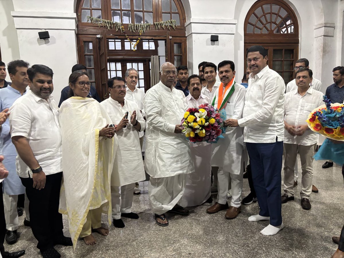 INCMaharashtra's tweet photo. माजी आमदार कपिल पाटील यांचा काँग्रेस पक्षात प्रवेश 

दिल्ली येथे काँग्रेस पक्षाचे राष्ट्रीय अध्यक्ष मल्लिकार्जुन खर्गे, प्रभारी रमेश चेन्नीथला काँग्रेस प्रदेशाध्यक्ष नाना पटोले यांच्या उपस्थितीत केला काँग्रेस पक्षात प्रवेश केला यावेळी विरोधी पक्षनेते विजय वडेट्टीवार, विधान परिषदेतील काँग्रेस पक्षाचे गटनेते सतेज ऊर्फ बंटी पाटील उपस्थित होते.