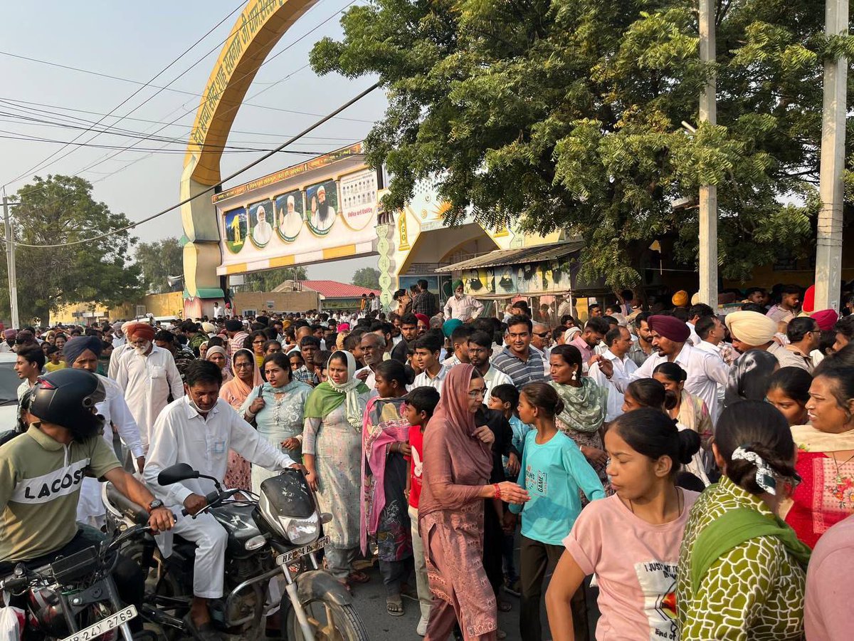 Jhalak_2804's tweet photo. Creating #OceanOfDevotion , Today masses celebrated at Satsangs conducted at various places, india and abroad. Saint MSG shared about the life of
#SaiMastanaJi and spread positivity all around. 
Glimpses are:
-133 blankets to needy
-stationery and toys to 133 needy kids
Etc. https://t.co/9p69FxWVB5