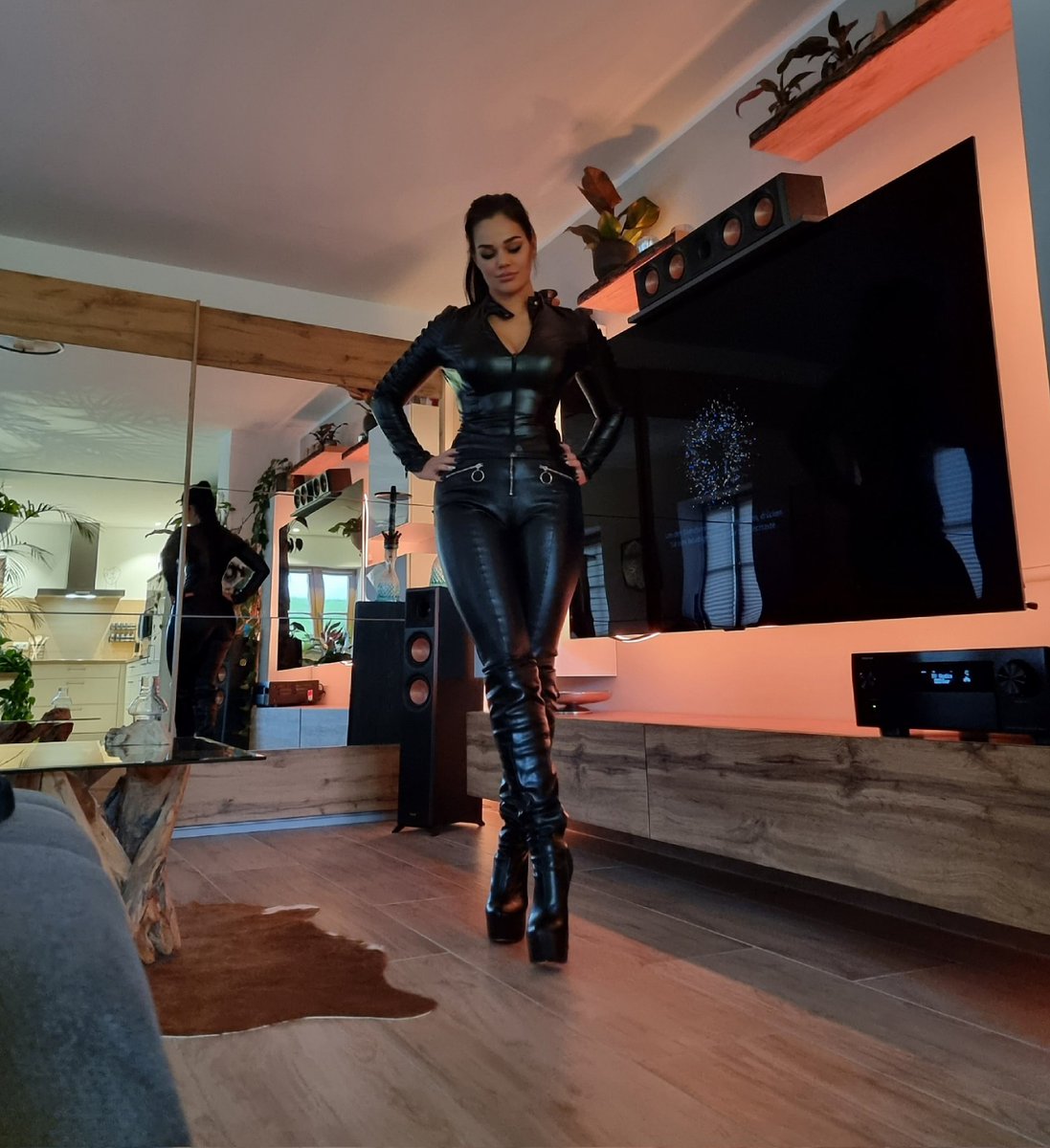 The queen is fully ready for all Skype session ☎️😊
join.skype.com/invite/FhUPRED…